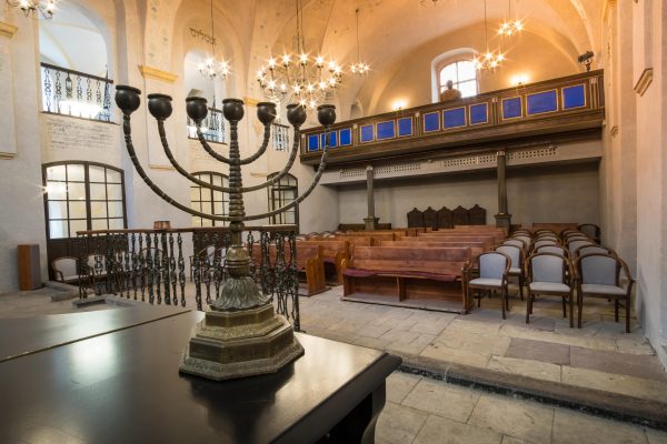 Pohled na zadní část synagogy v Kolíně, vpředu svícen