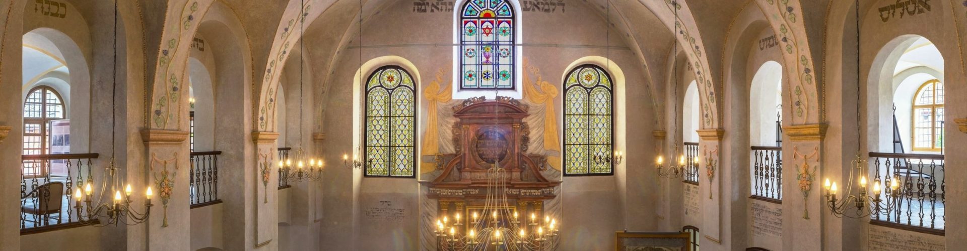 Svatostánek zvaný aron hakodeš v Synagoze v Kolíně