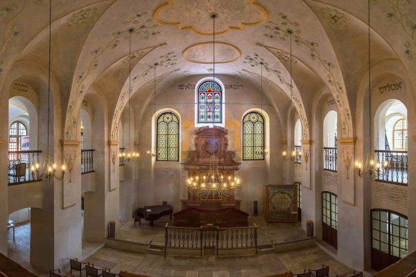 Svatostánek zvaný aron hakodeš v Synagoze v Kolíně