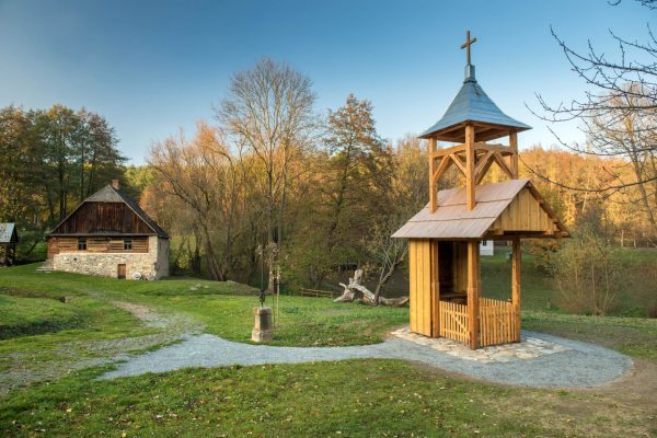 Skanzen Vysoký Chlumec, léto, lidová architektura