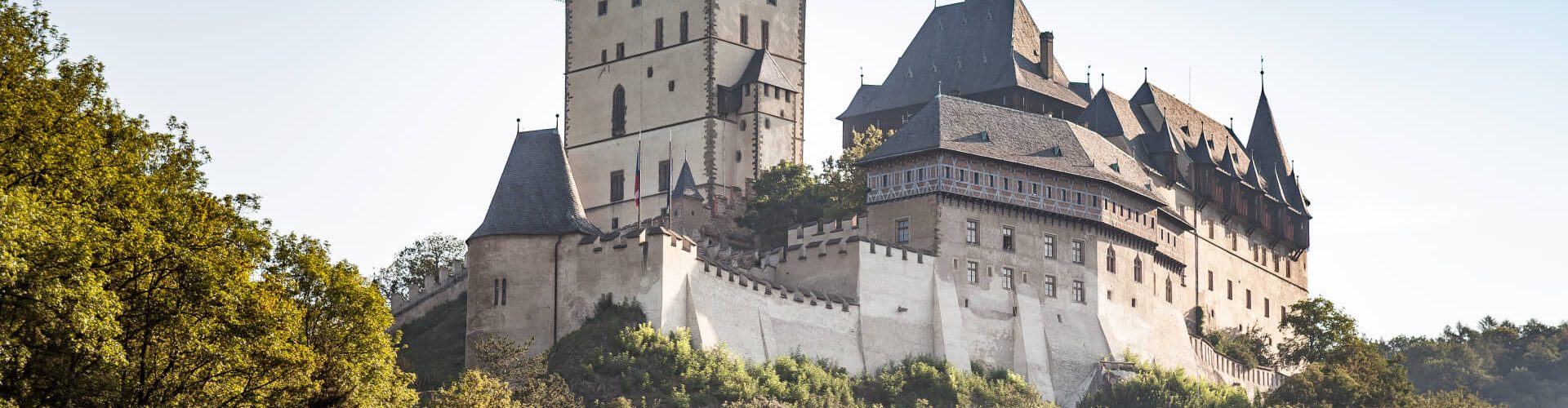 Pohled na hrad Karlštejn od jihozápadu z podhradí