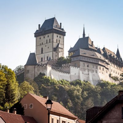 Pohled na hrad Karlštejn od jihozápadu z podhradí