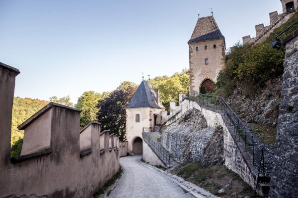 Přístupová cesta k hradu Karlštejn