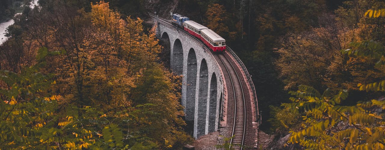 Železniční viadukt Žampach s Posázavským pacifikem na podzim