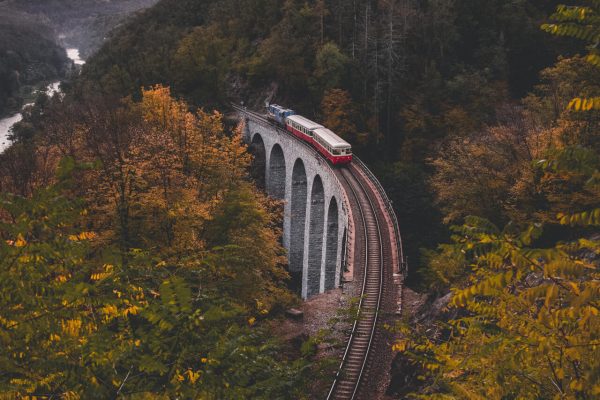 Železniční viadukt Žampach s Posázavským pacifikem na podzim