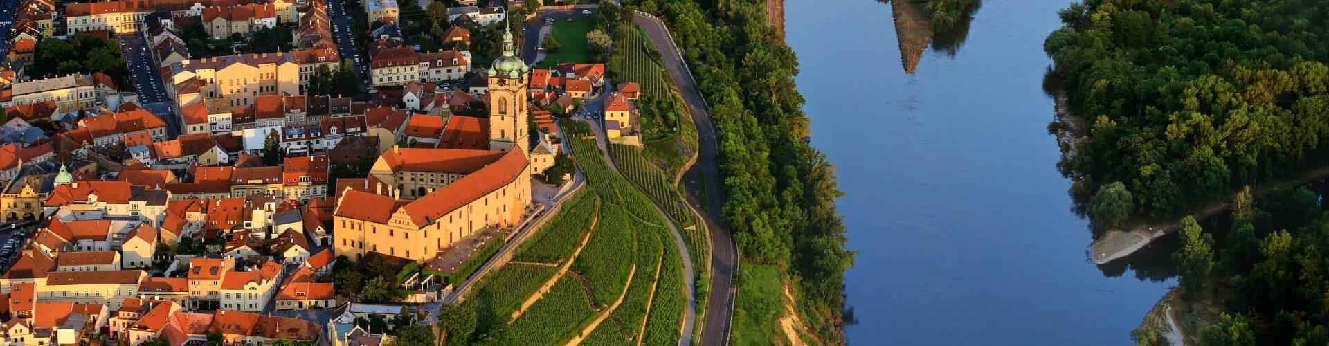 Letecký pohled na soutok Labe a Vltavy, město Mělník - jaro, dron