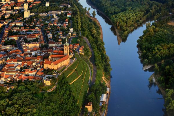 Letecký pohled na soutok Labe a Vltavy, město Mělník - jaro, dron