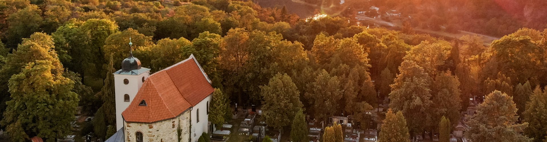 Západ slunce nad Levým Hradcem a kostelem sv. Klementa