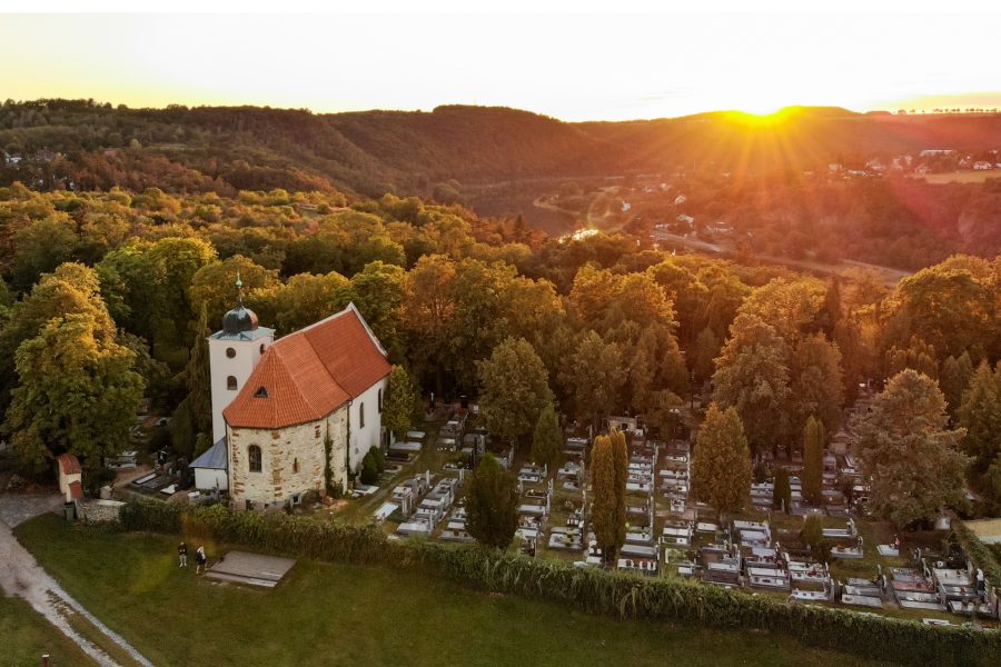 Západ slunce nad Levým Hradcem a kostelem sv. Klementa