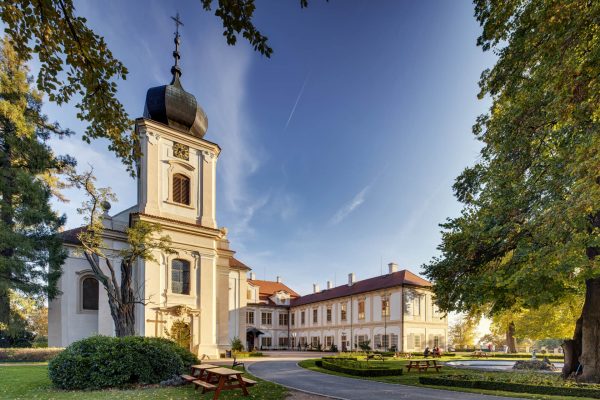 Zámecký kostel Nanebevzetí Panny Marie. zámek Loučeň