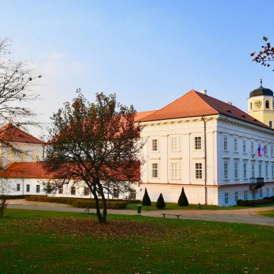 Jižní křídlo zámku Vlašim s věží, park