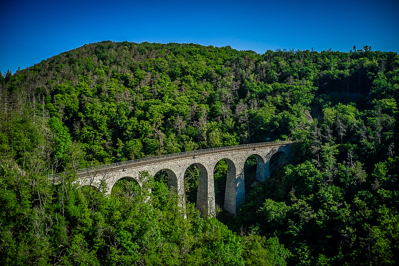 Železniční viadukt Žampach v létě