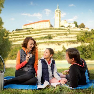 Pohled na zámek a vinice od cyklostezky, rodina, piknik, cyklo