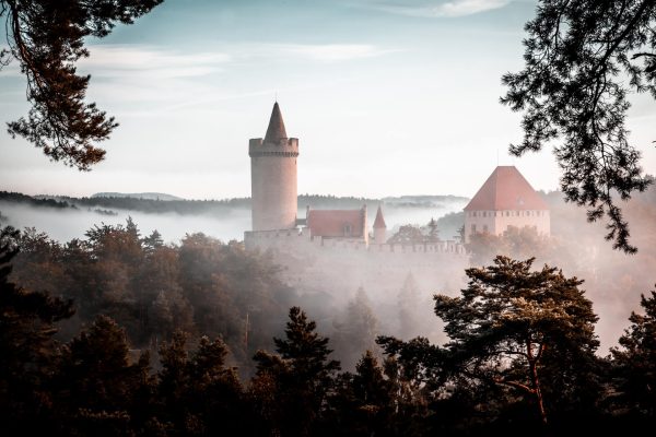 Hrad Kokořín v mlze