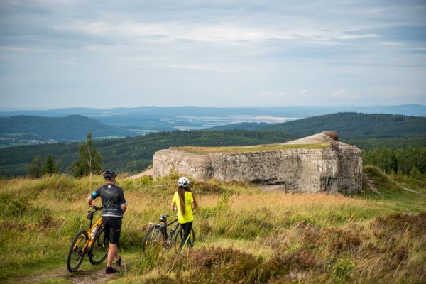 Cyklisté v CHKO Brdy