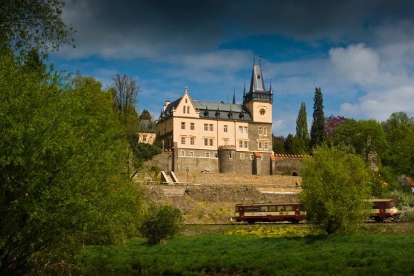 Jižní strana zámku Zruč nad Sázavou s parkem