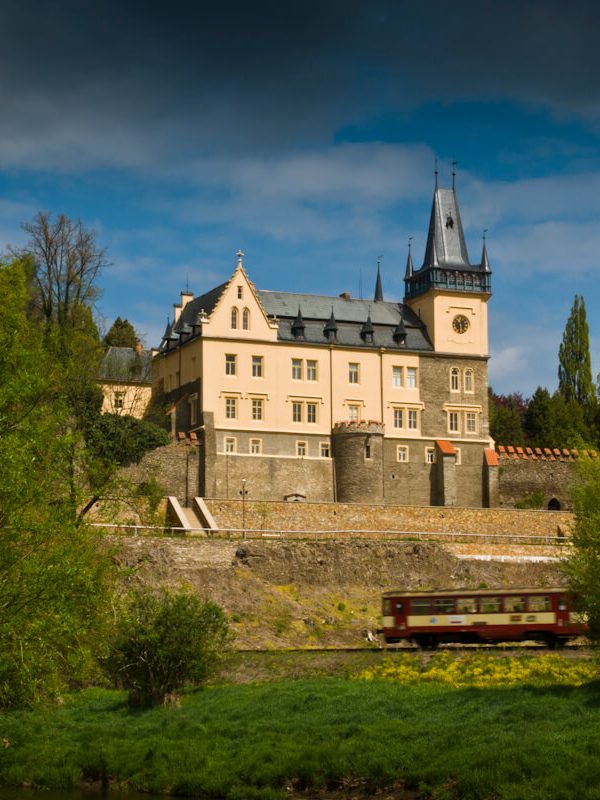 Jižní strana zámku Zruč nad Sázavou s parkem