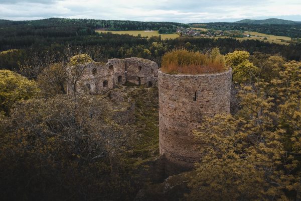 Bergfrit a zbytky paláce hradu Valdek na podzim