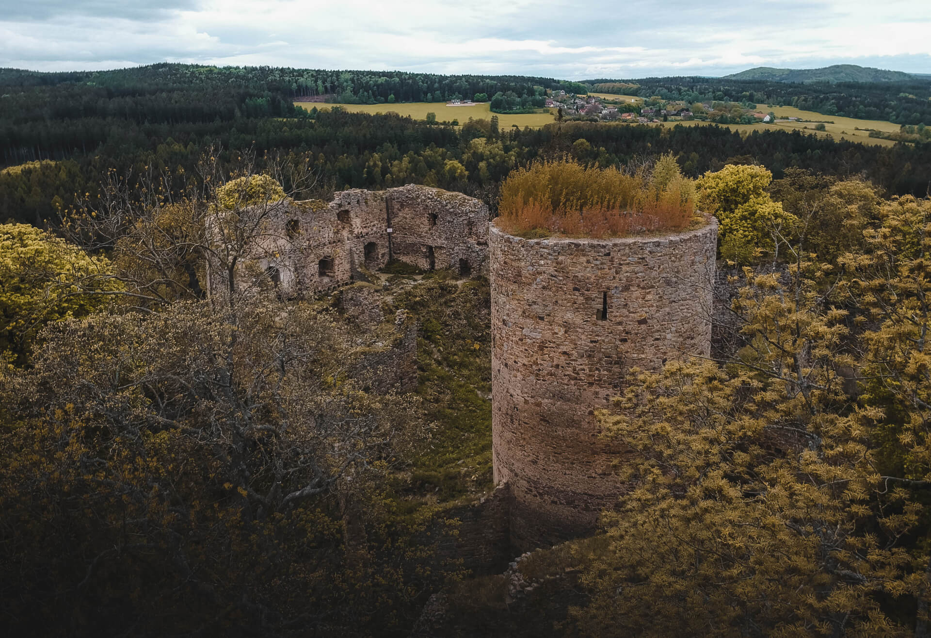 Bergfrit a zbytky paláce hradu Valdek na podzim