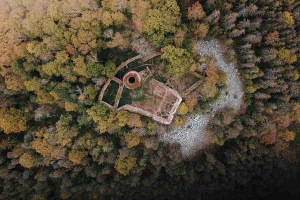 Letecký pohled na zříceninu hradu Valdek na podzim