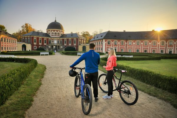 Přístupová cesta k zámku Veltrusy, cyklisté