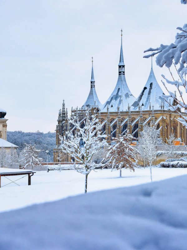 Kutná Hora, Chrám sv. Barbory, exteriér v zimě