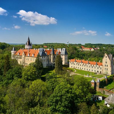 Letecký pohled na areál zámku Žleby