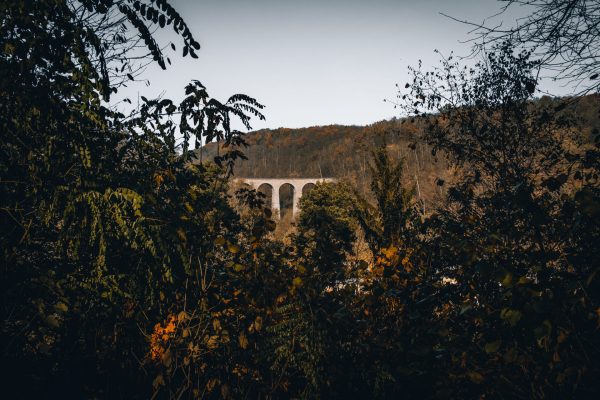 Železniční viadukt Žampach na podzim