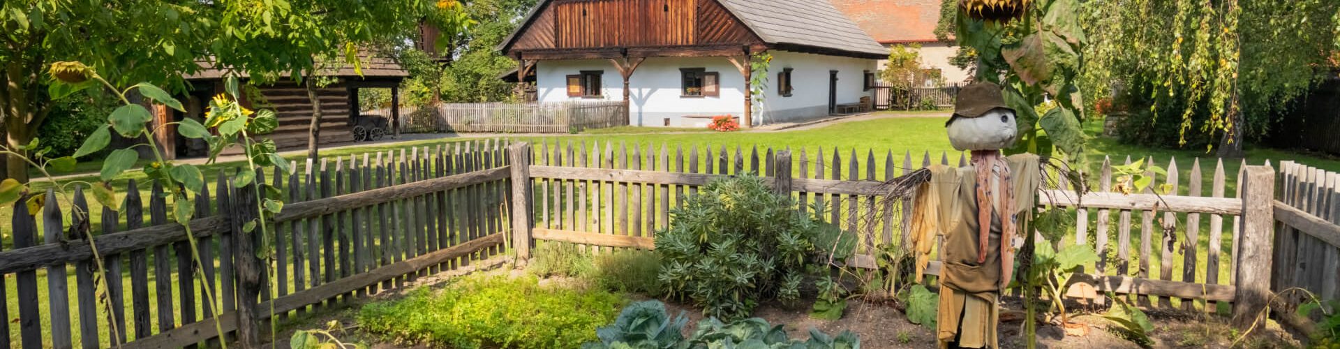 Lidová architektura ve skanzenu Přerov nad Labem, léto