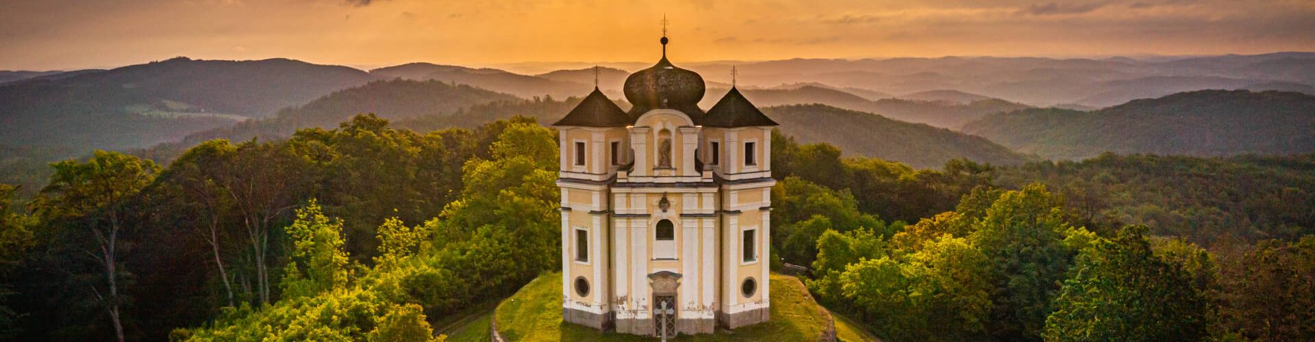 Západ slunce nad poutním barokním kostelem, Maková Hora