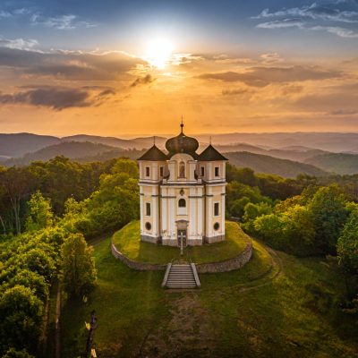 Západ slunce nad poutním barokním kostelem, Maková Hora