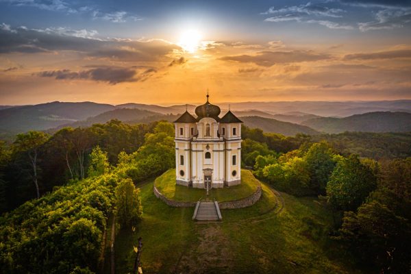 Západ slunce nad poutním barokním kostelem, Maková Hora