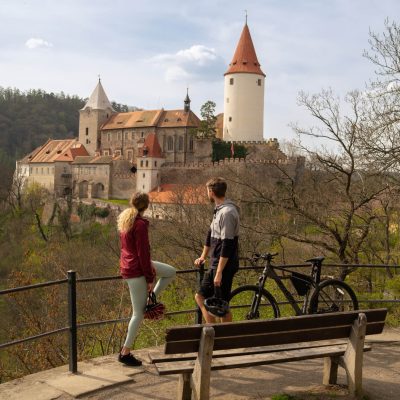 Cyklisté koukají od pomníku Karla Egona II. z Fürstenberka na hrad Křivoklát