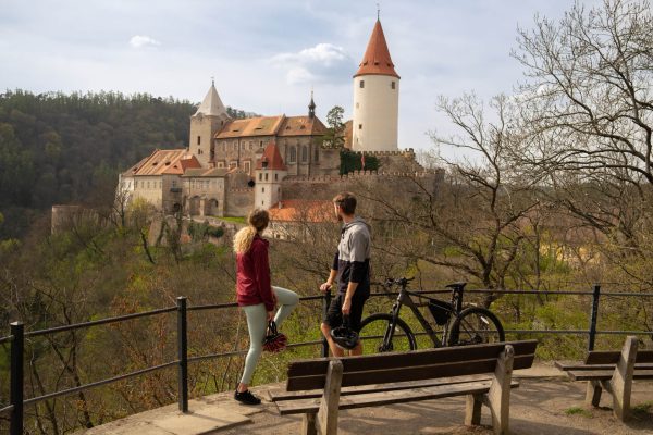 Cyklisté koukají od pomníku Karla Egona II. z Fürstenberka na hrad Křivoklát