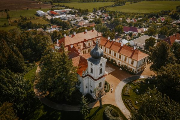 Letecký pohled na zámek Loučeň
