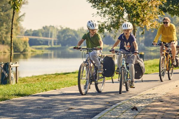 Rodina s dětmi, cyklovýlet, léto, řeka