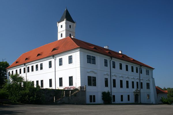 Pohled od severovýchodu na zámek Zásmuky