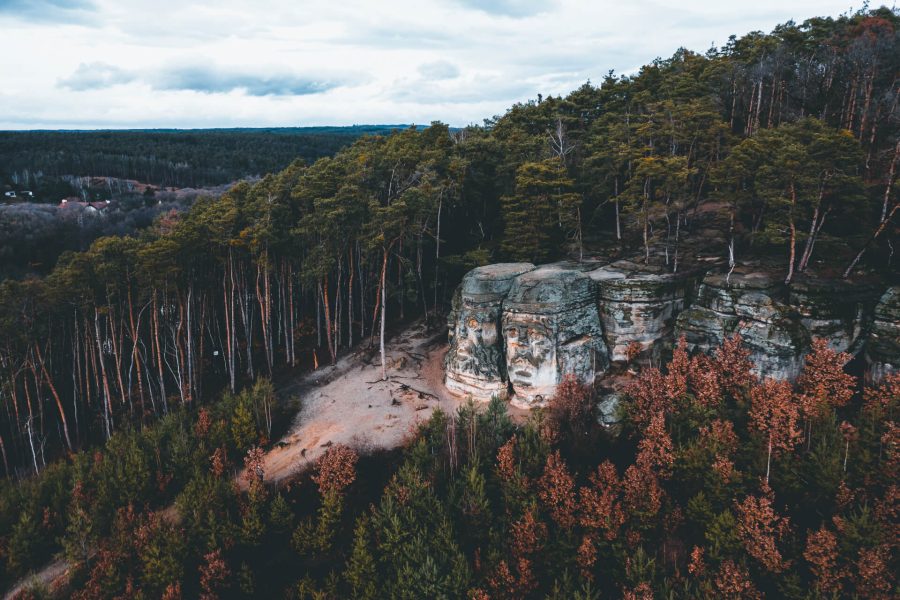 Skalní reliéf Čertovy hlavy na podzim