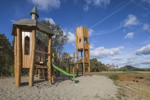Dětské centrum ve Sportovně rekreačním areálu Vrchbělá, prolézačky a lanový park v pozadí