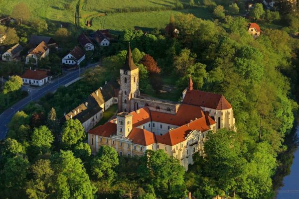 Letecký pohled na Sázavský klášter