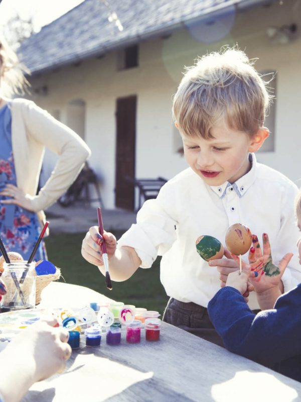 Děti barví velikonoční vajíčka