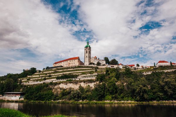 Pohled od Labe na kostel sv. Petra a Pavla a Zámek Mělník