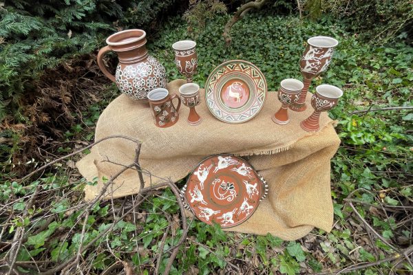 Vystavené kousky berounské keramiky v přírodě