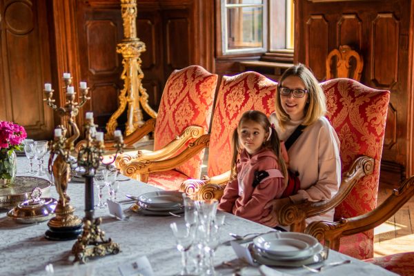 Dětská prohlídka na zámku Loučeň, knížecí tabule v zámecké jídelně