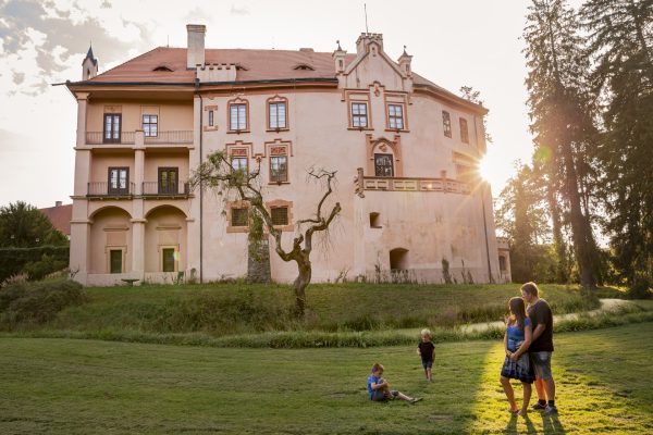 Pohled z parku na levou stranu zámku Vrchotovy Janovice