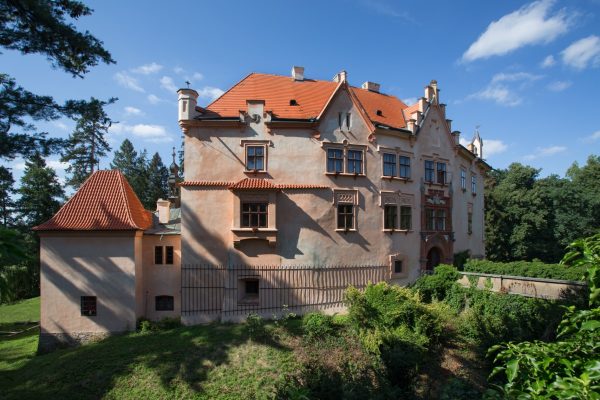 Průčelí zámku Vrchotovy Janovice