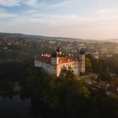 Letecký pohled na Zámek Mníšek pod Brdy