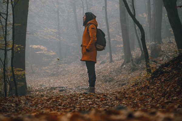 Žena stojící na Posázavské stezce na podzim