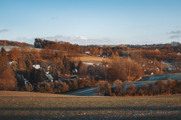 Obec Hrusice v zimě, kraj Josefa Lady