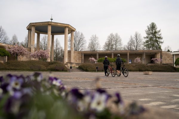 Pohled na Gloriet v Lidicích s cyklisty